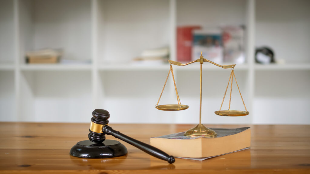 gavel and scales to balance the law to make things fair for employees in NYC